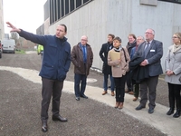 Foto: Tijdens haar werkbezoek aan Wijnegem kreeg provinciegouverneur Cathy Berx, begeleid door burgemeester Ivo Wynants, onder meer een rondleiding in het Kanaal-project door Dick Vervoordt. Foto: JAA